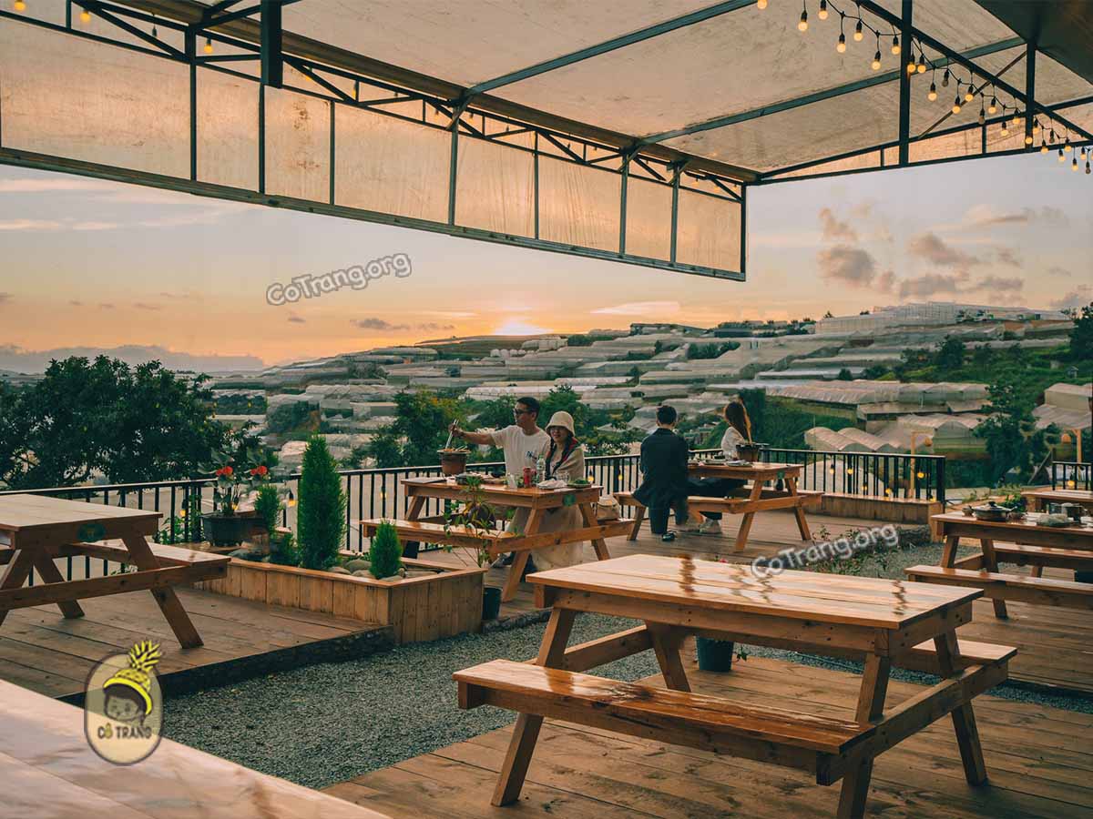 Menu thực đơn và không gian tại Tiệm Nướng & Chill Xóm Lèo